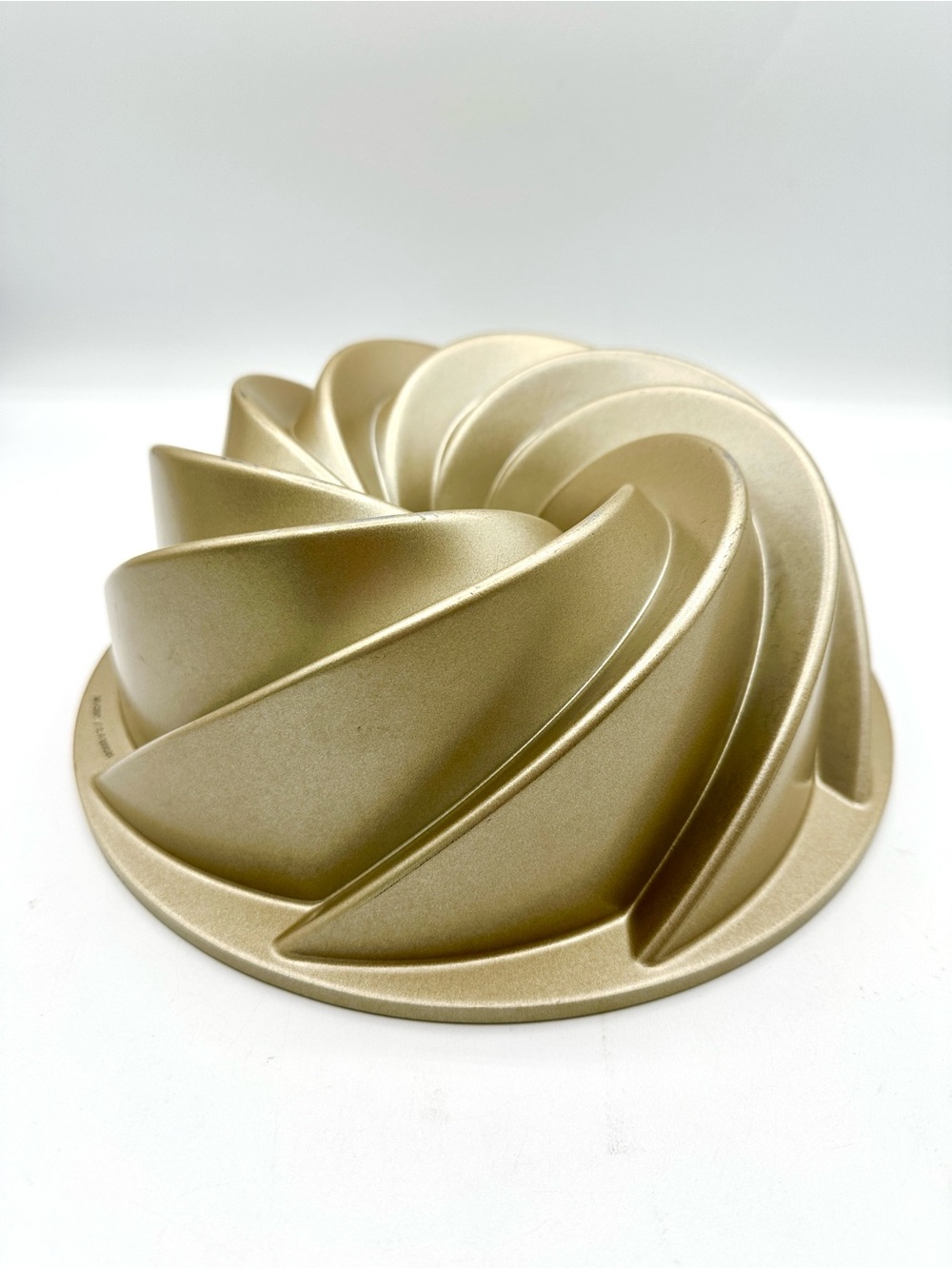 Nordic Ware Heritage Bundt Pan. 10 cup